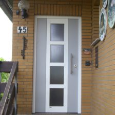 hellgrau Weisse eingangstuer